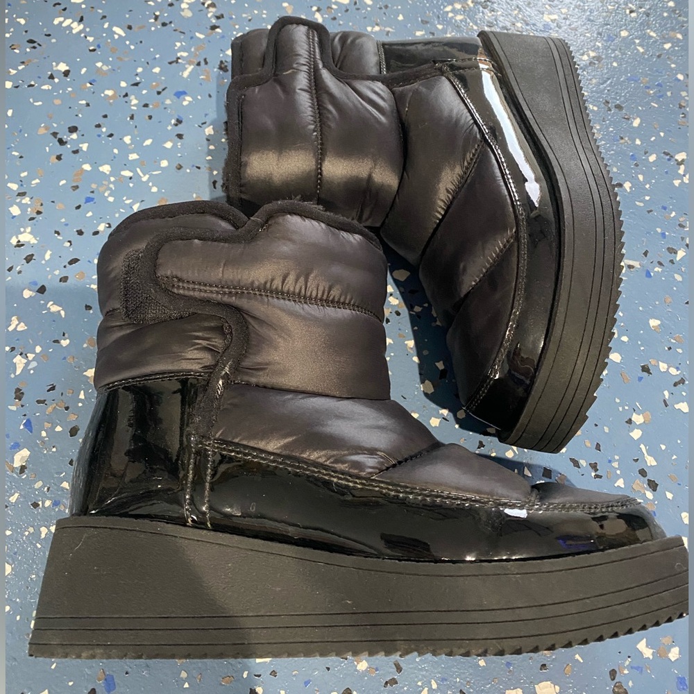 Snow boots size 8 H&M brand worn once